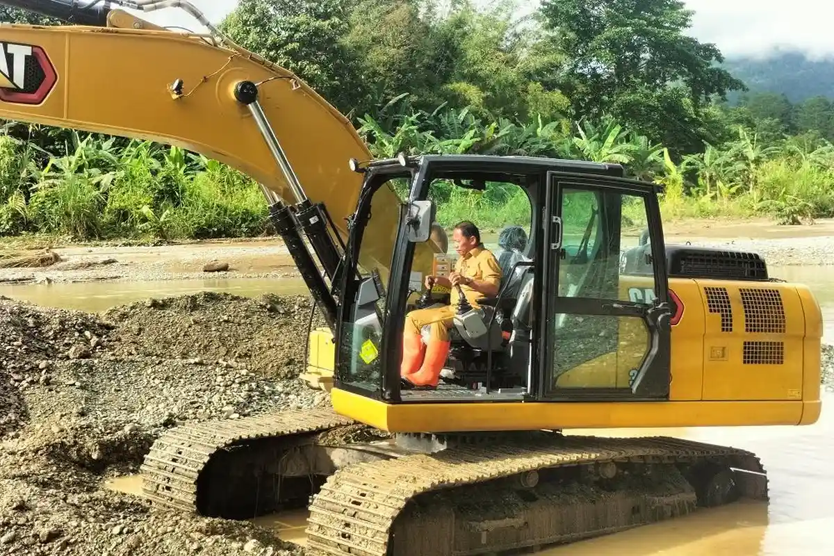 Tinjau Progres Normalisasi Sungai Worui, Wabup Yapen Unjuk Skill Operasikan Ekskavator