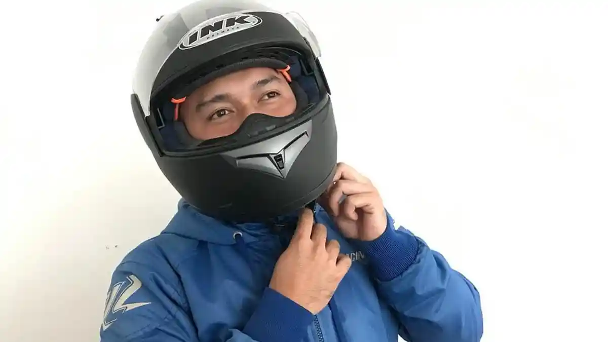 4 Tips Menghilangkan Bau pada Helm saat Musim Hujan: Hindari Semprotan Penghilang Bau