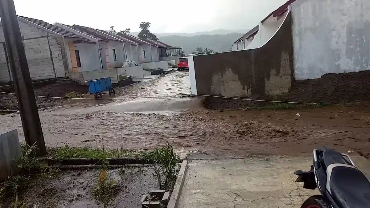 Luapan Sungai Cigeureuh di Bandung Selatan Juga Terjang Pemukiman Warga