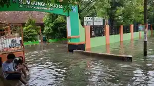 banjir-semarang-rendam-sekolah.jpg