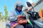 Ketangguhan Amelia Jadi Driver Ojol Perempuan Wujudkan Semangat RA Kartini, Kerja Keras di Jalanan
