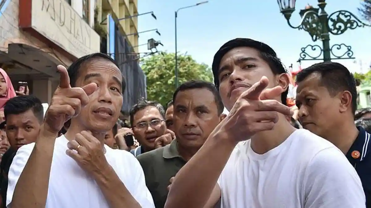 Ada Foto Hoax Jokowi-Kaesang Pakai Kaos #2019GantiPresiden, Ternyata Kaos Itu Dibikin di Kampungnya
