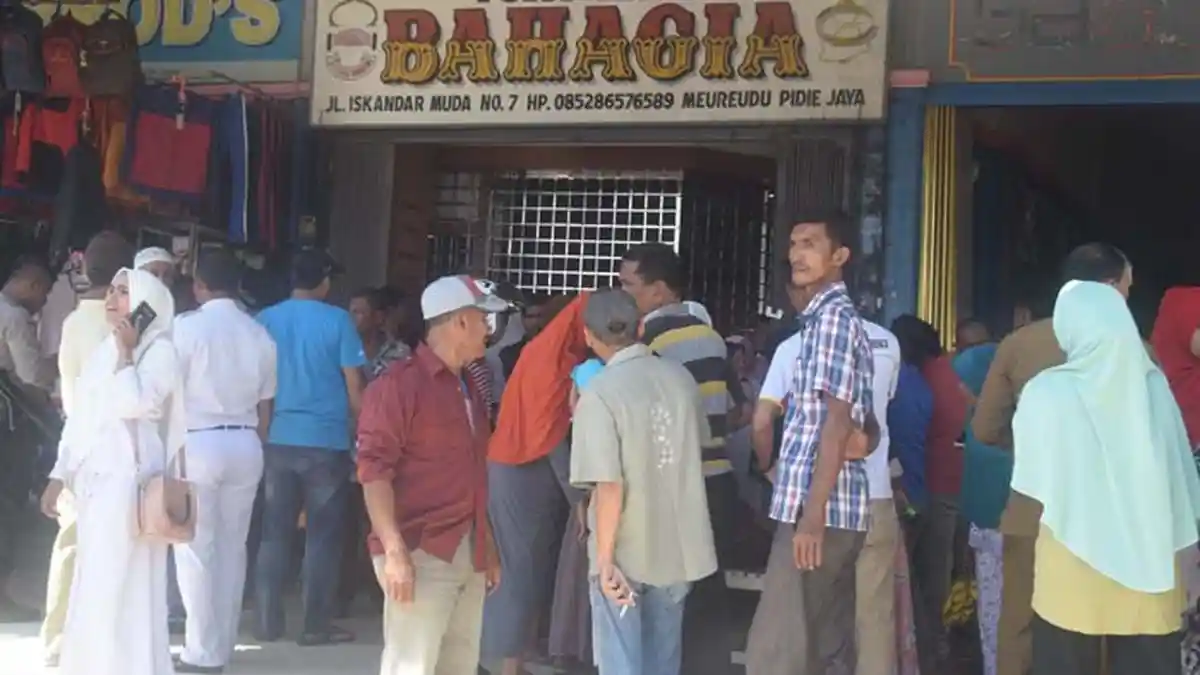Warga Tagih Emas Simpanan
