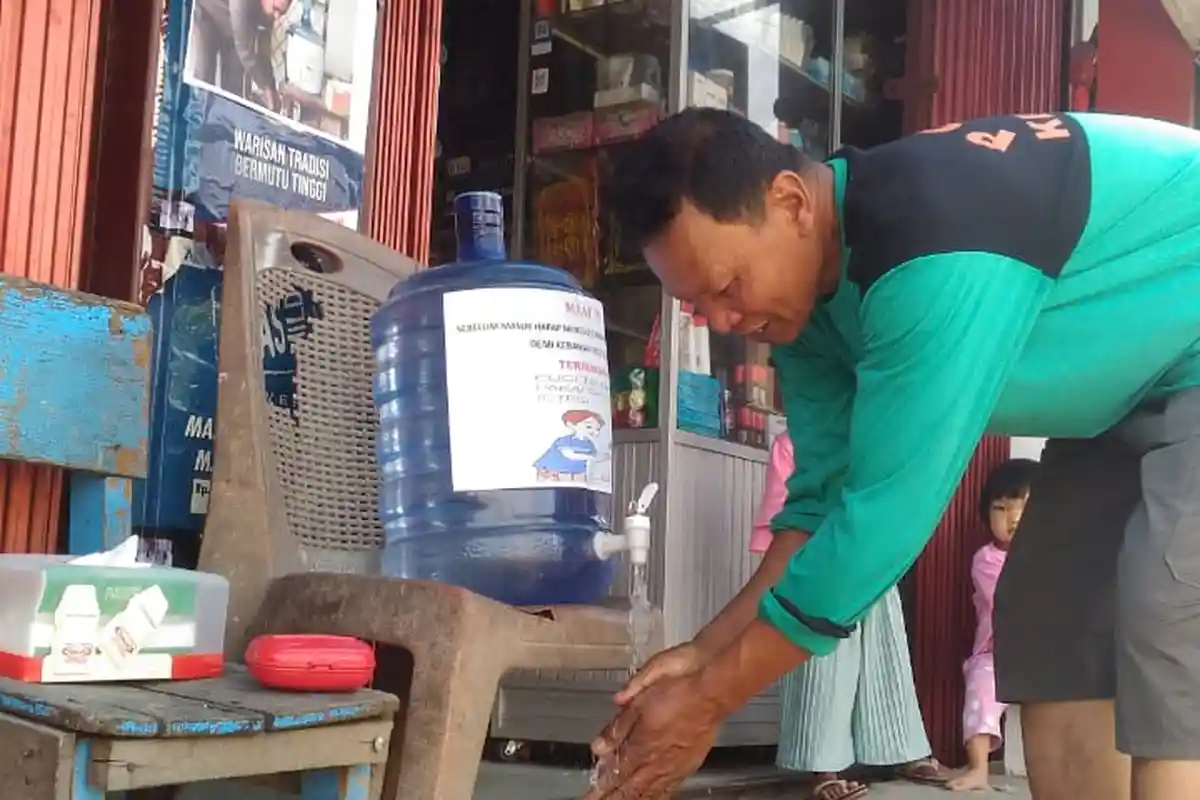Warung-warung di Desa Sebukar Kerinci Sediakan Hand Sanitizer Untuk Pembeli Sebelum Berbelanja