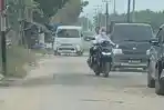 Suasana-masyarakat-saat-melintas-di-Jalan-Stabat-Secanggang-tepatnya1.jpg