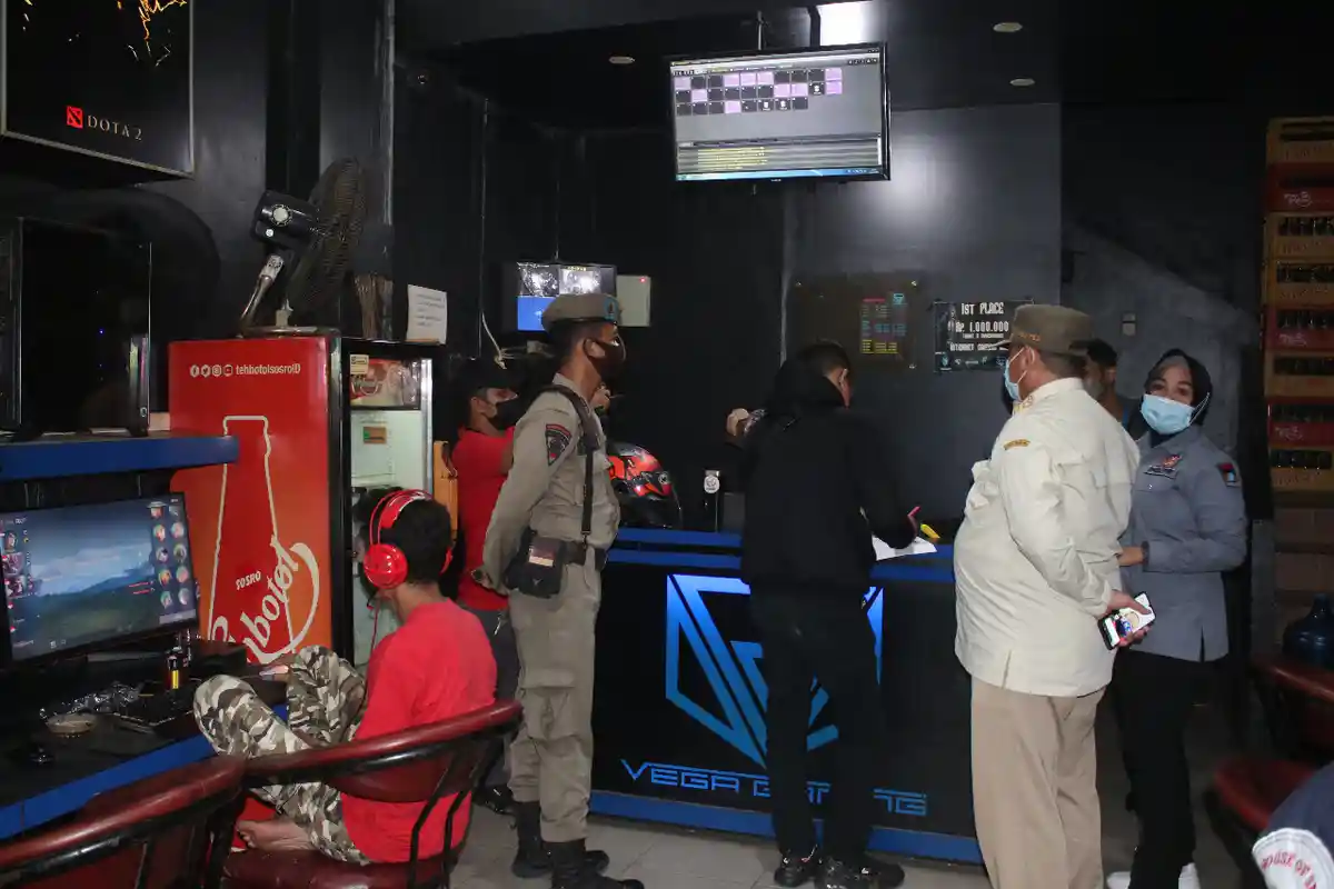Aparat Razia Arena Game Konsol di Padang, Sasar Pengunjung Warnet tak Pakai Masker dan belum Vaksin
