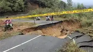 longsor-dan-jalan-amblas-di-Pagadih-26112025.jpg