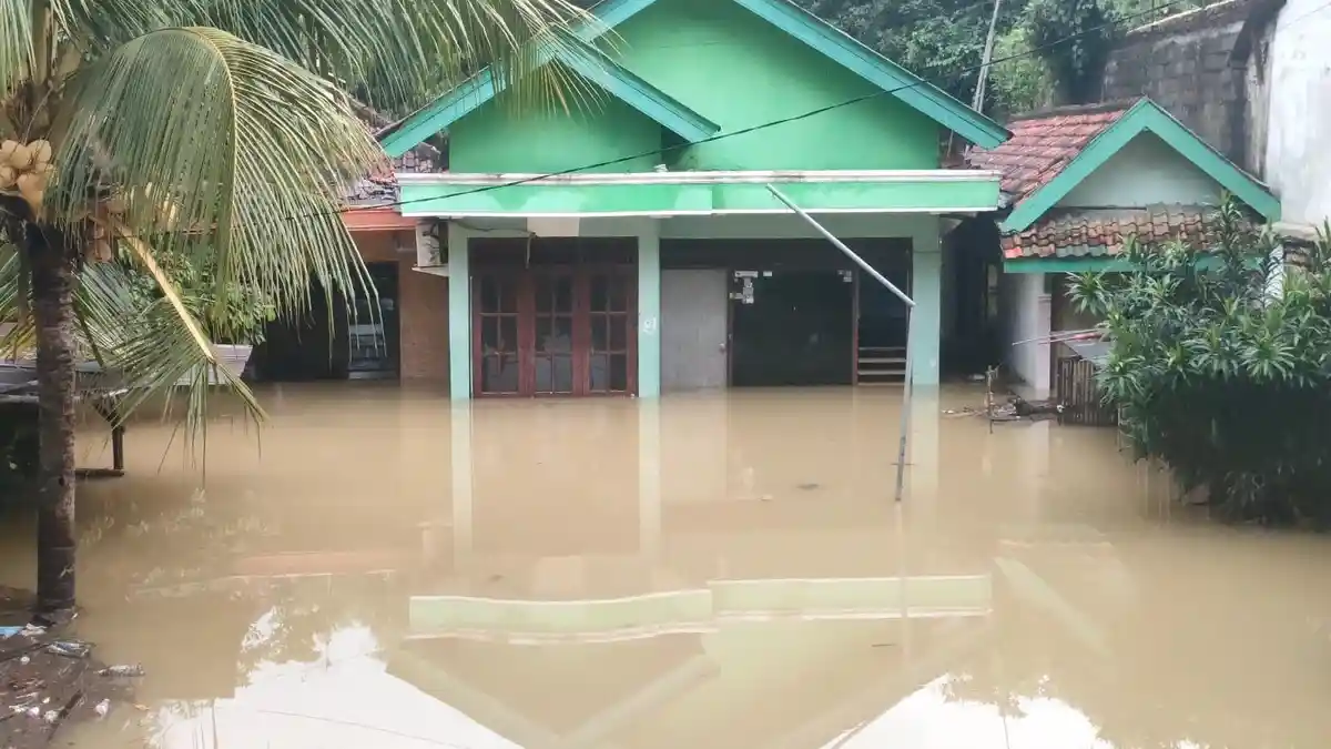 Dua Hari Banjir di Sampang Tak Kunjung Surut, Genangi Ribuan Rumah