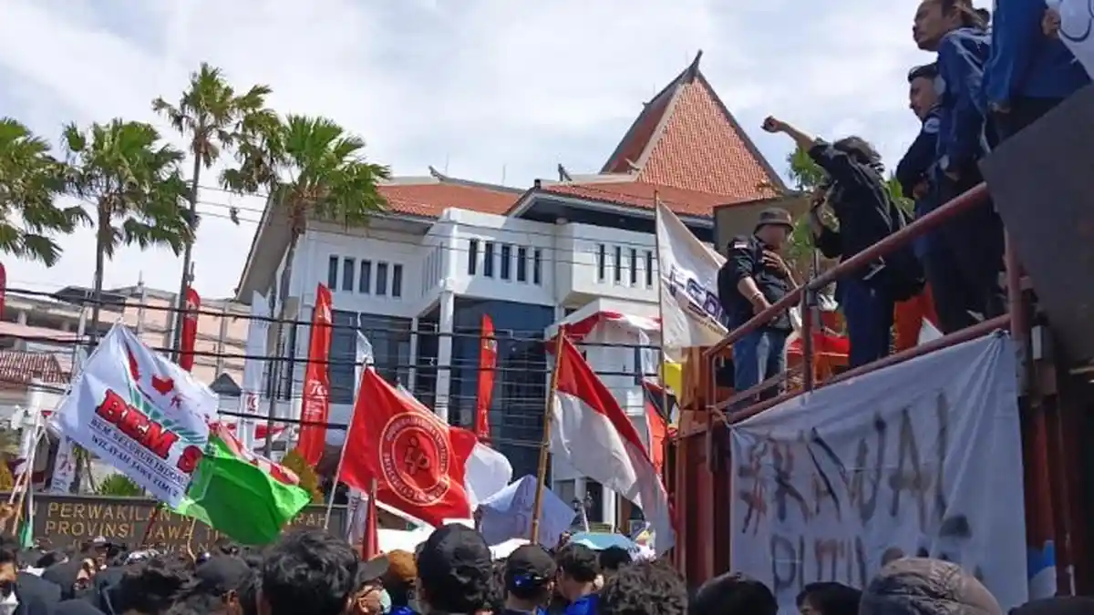 Demo Mahasiswa Tolak RUU Pilkada di DPRD Jatim Ricuh