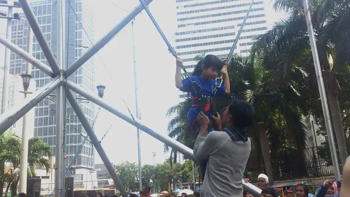 Warga Jakarta Antusias Lompat Bungee di Bundaran HI
