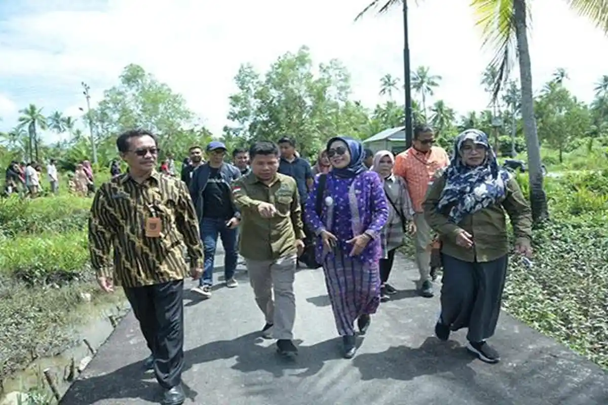 Kepala BSKDN Kemendagri, Yusharto Huntoyugo Tinjau Jembatan Berkemajuan di Sambas