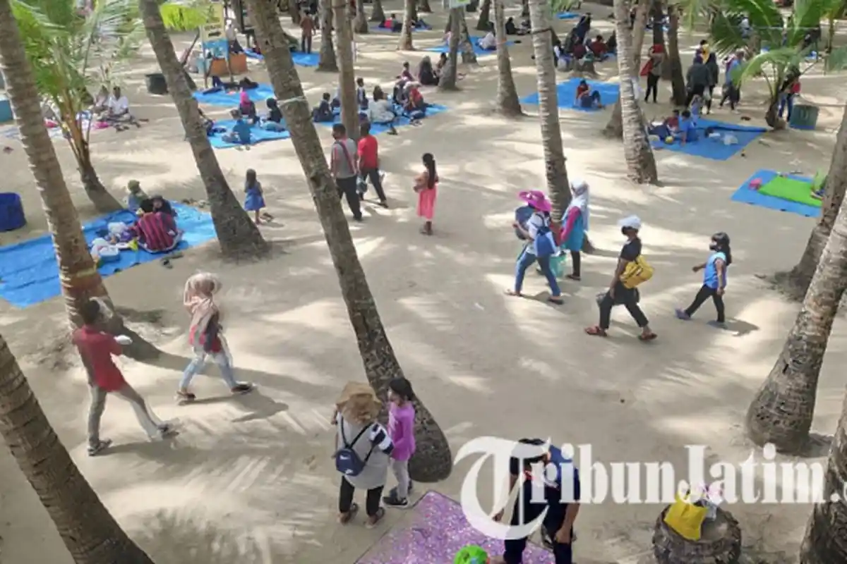 Pantai Kelapa Tuban Diserbu Pengunjung pada Hari Pertama Buka Pasca Pandemi Covid-19