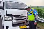 HiAce Rombongan Turis dari Yogya Tujuan Bromo Tabrak Avanza di Tol Sumo