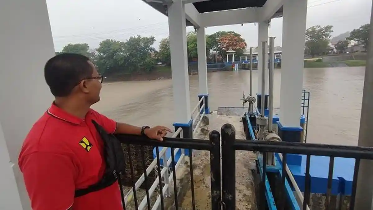 Petugas Siaga 24 Jam Setiap Hari, Debit Air Bendung Simongan Semarang Terus Meningkat