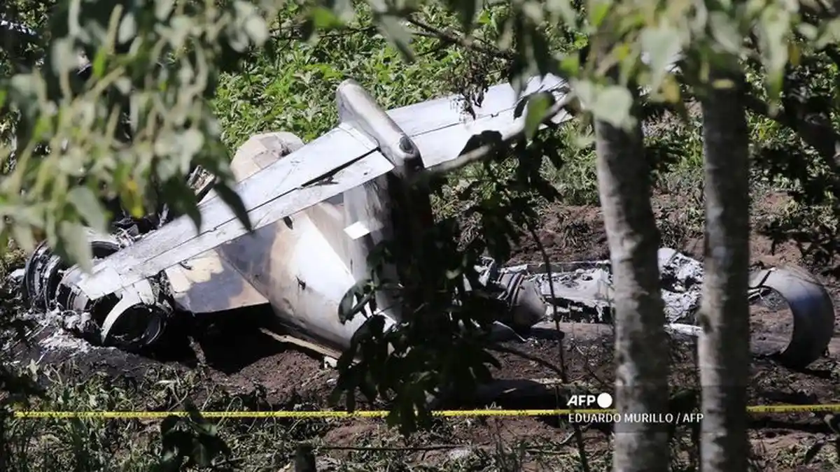 Pesawat LearJet 45 milik Angkatan Udara Kecelakaan Usai Lepas Landas, 6 Personel Militer Tewas