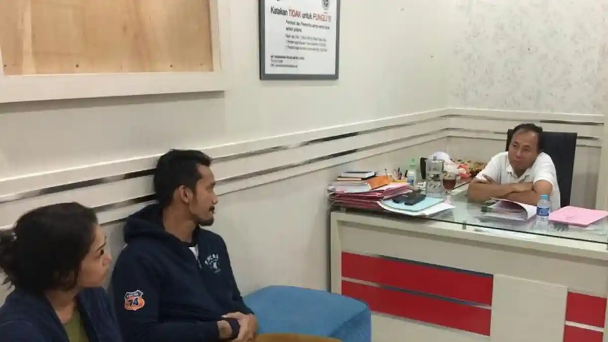 Pernah Dilabrak Mertua & Selingkuh di Hotel, Aktor Ini Kepergok Anak Lihat Foto Seksi Wanita