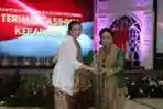 Rahayu Saraswati Memberikan Penghargaan PWKI Ke Martha Tilaar
