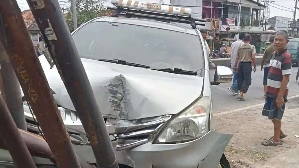 Viral Minibus Terlibat Kecelakaan di Jalan Raya Karawang, Warga Temukan Jasad Bayi dan Narkotika