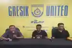 Media-Officer-Gresik-United-Deni-Ali-Setiono-kiri-bersama-Manajer-Gresik-United.jpg