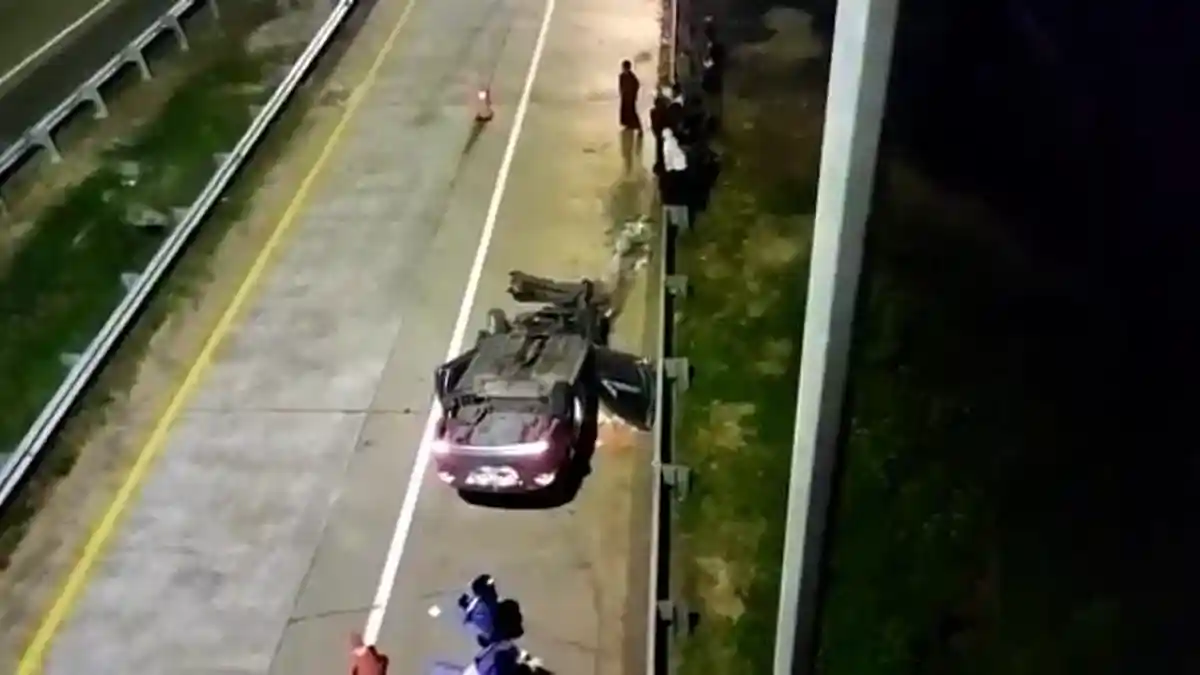 Kecelakaan Pertama di Tol Cisumdawu, Vios Tabrak Pembatas Jalan Lalu Terbalik, Ini Kondisi Korban