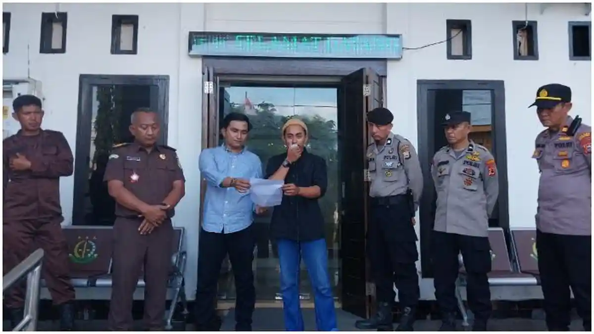 Kejari Bulukumba ‘Diberi’ Minyak Angin, Massa Sentil Dugaan Sogokan Kasus Pasar Sentral