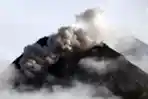 Gunung Merapi Keluarkan Awan Panas dan Material Vulkanik
