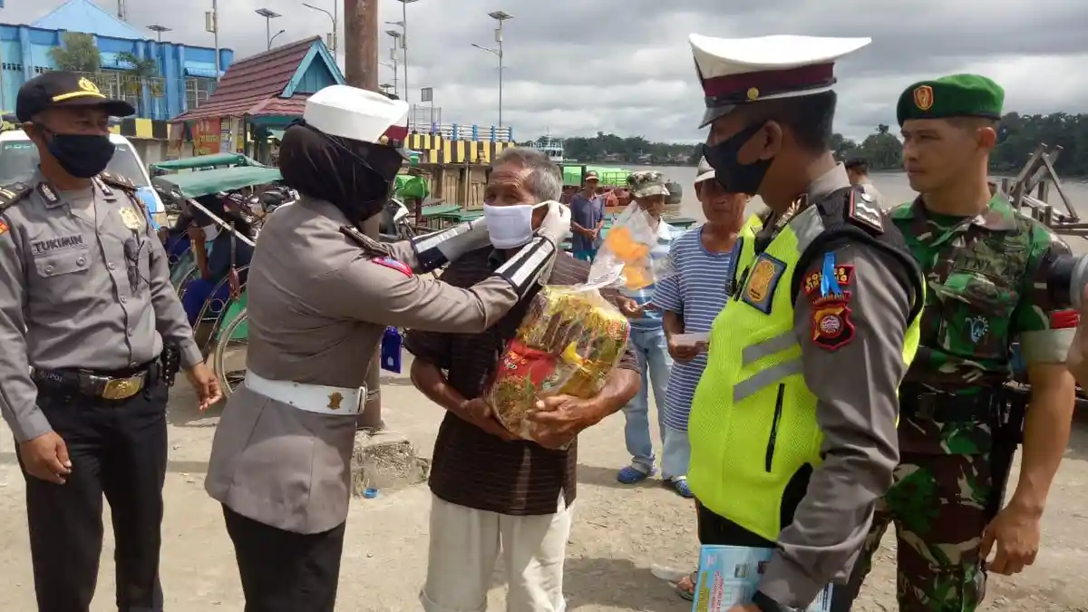 Solidaritas Lawan Corona, Polwan Sintang Bagikan Masker dan Sembako