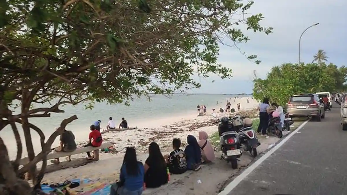 Pantai Menuju Tanjung Tinggi Ramai Wisatawan Lokal