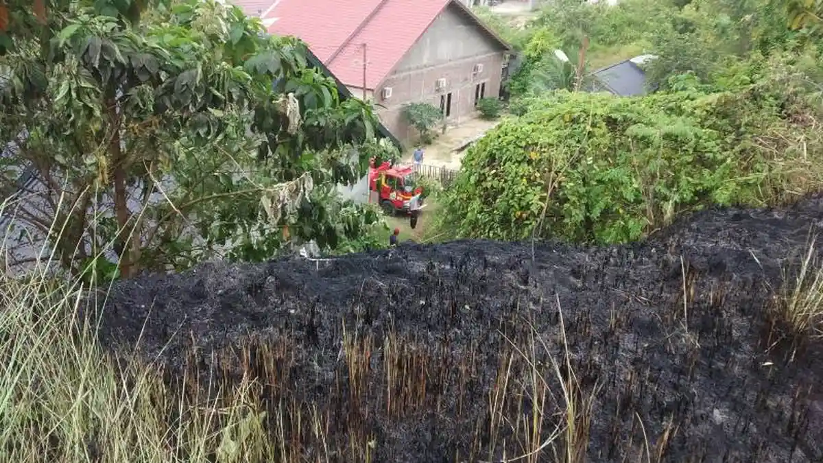 Kebakaran Lahan di Panggoi Lhokseumawe, Api Hanya Sekitar Lima Meter Lagi dengan Rumah Warga