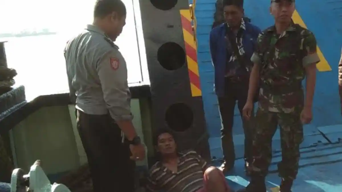 Penumpang Kapal Feri Ini Coba Bunuh Diri Terjun ke Laut
