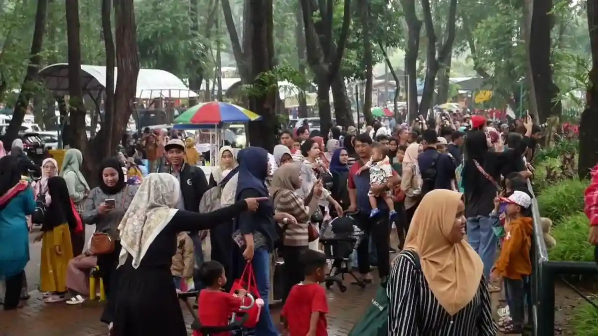 Libur Natal 2024, Ribuan Wisatawan Serbu Taman Margasatwa Ragunan