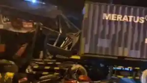 Truk-trailer-yang-alami-kecelakaan-di-Pantura-Paciran-Lamongan.jpg