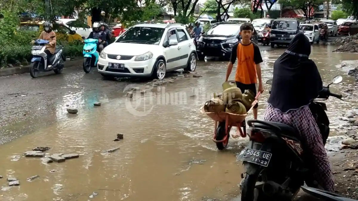 Ditambal Paving Block, Jalan Hertasning Kembali Rusak Parah dan Tergenang Air - rusakjalan2.jpg