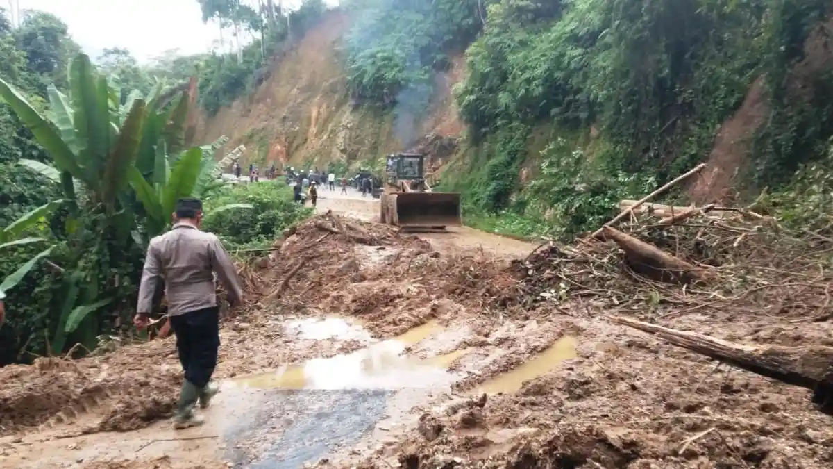 Bersihkan Jalan Lokop-Peunaron Pasca Longsor, Alat Berat Dikerahkan, Lalulintas Kembali Normal