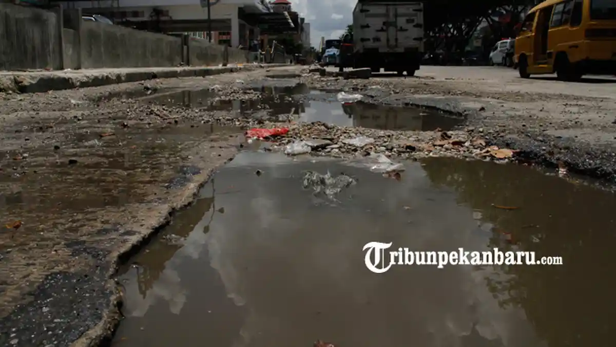 FOTO : Jalan Rusak Parah dekat Perlintasan Bus TMP di Depan STC Pekanbaru - lubang-stc1.jpg