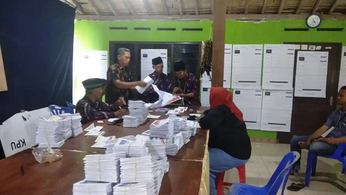 Jokowi-Ma'ruf Unggul di TPS Bupati Suharsono Mencoblos