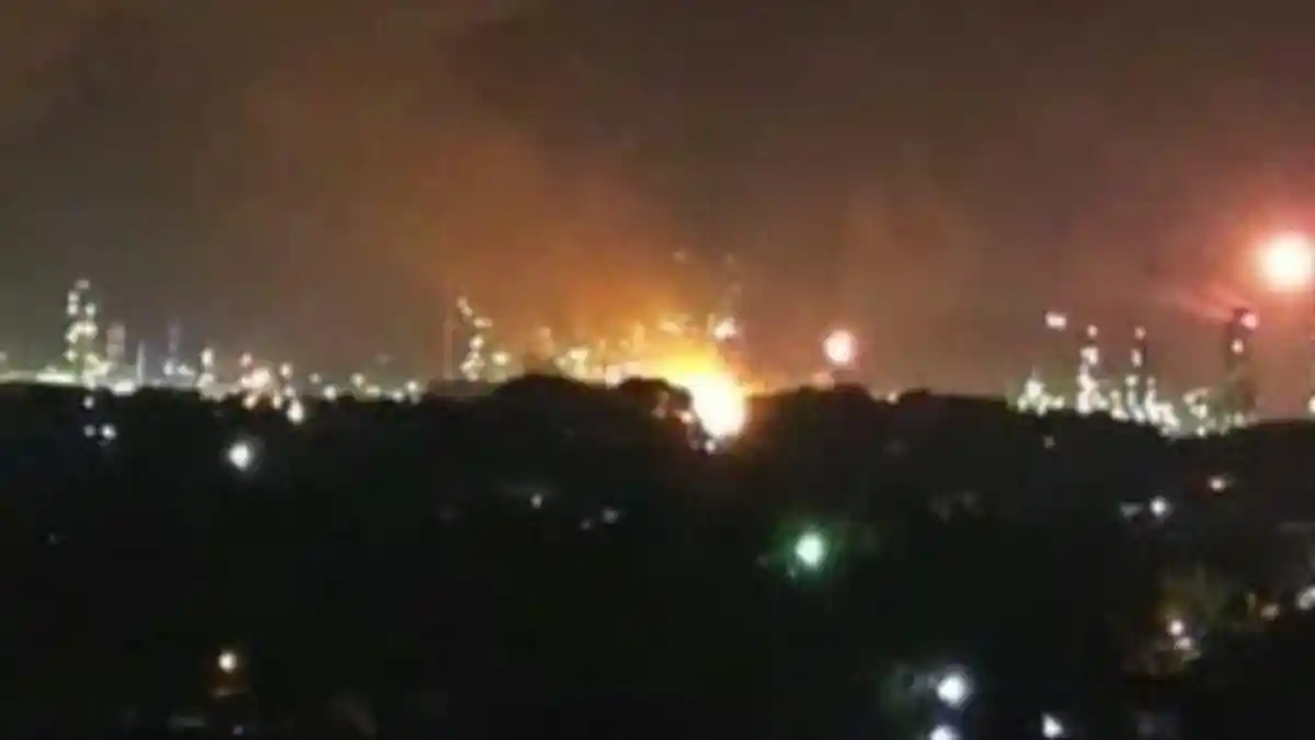 Kilang Pertamina di Dumai Meledak, 5 Petugas Jadi Korban, Langsung Dibawa ke RS