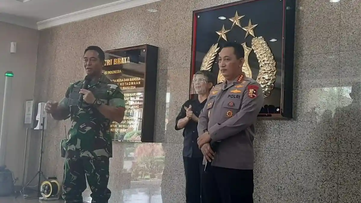 Gaya Jenderal Andika Perkasa Sering Bawa Walkie Talkie Ketimbang Tongkat Komando