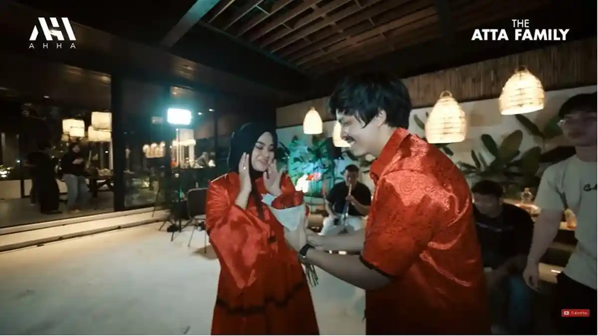 Atta Halilintar Romantis Berikan Bunga ke Aurel saat Perayaan Tahun Baru 2023