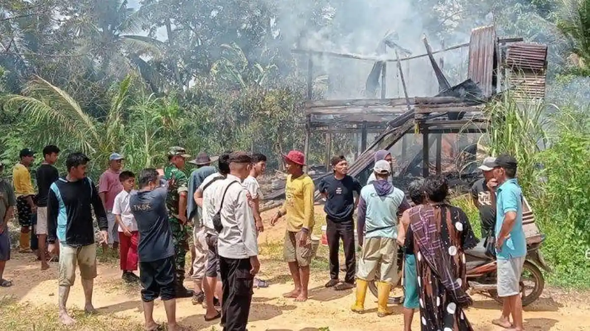 Api Berasal dari Dapur, Cakka Hanya Bisa Pasrah Lihat Rumahnya Ludes Terbakar Tak Bersisa