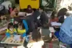 Siswa Belajar Daring Bersama di Posko Bank Sampah Kampung Kedondong