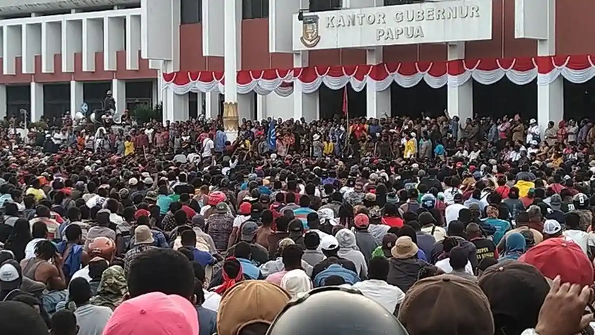 Gubernur Papua Sebut Nama Gus Dur dan Khofifah untuk Tenangkan Pendemo