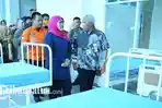 khofifah-tinjau-ruang-isolasi-covid-19-di-rs-jiwa-menur-surabaya.jpg