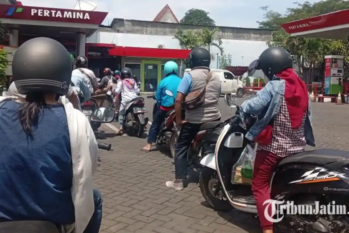 Harga Pertamax Naik, Warga Malang Beralih Antre Beli Pertalite hingga Ada yang Kaget