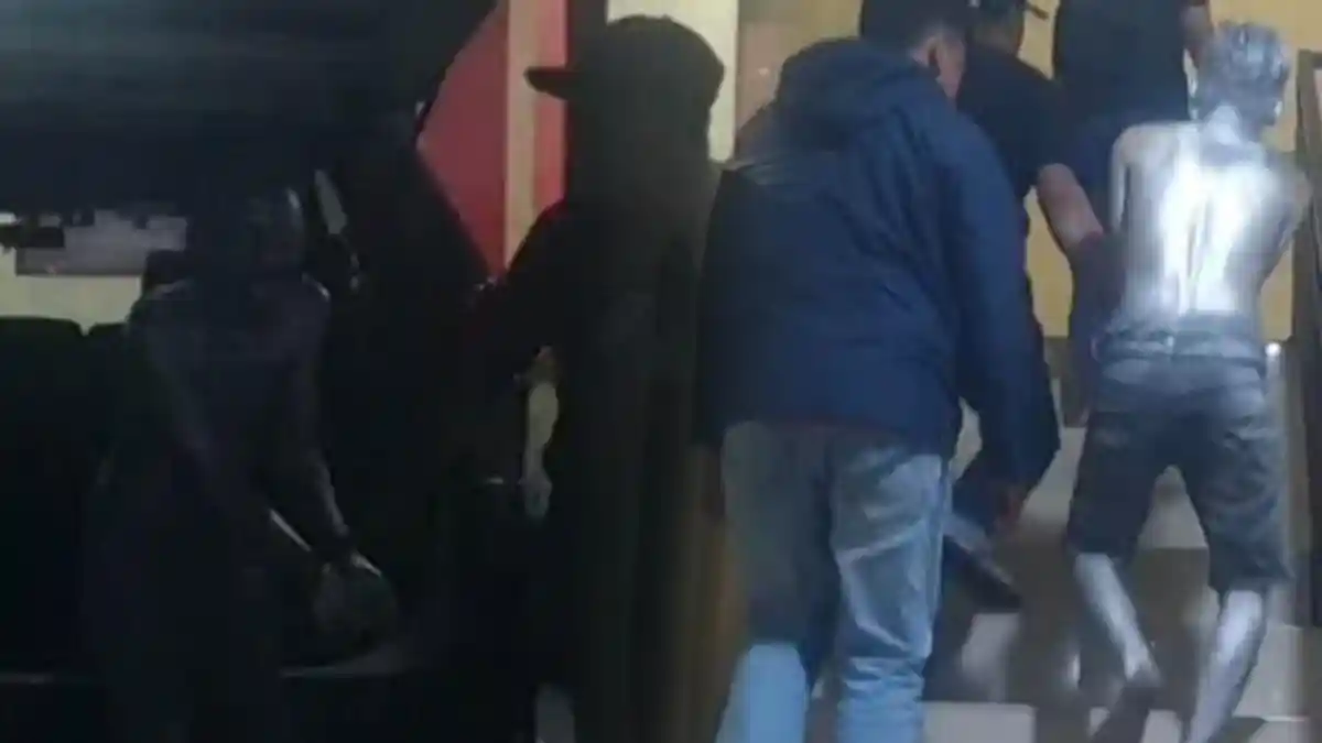 Terbakar Cemburu, Manusia Silver Tikam Pria Selingkuhan Istri hingga Terluka Parah