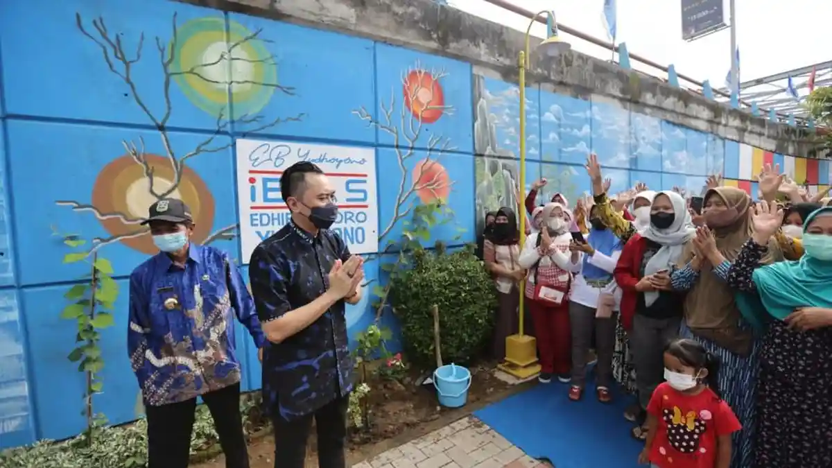 Ibas Bandingkan Tembok Mural Desa di Pacitan yang Dibangunnya dengan Tembok Berlin