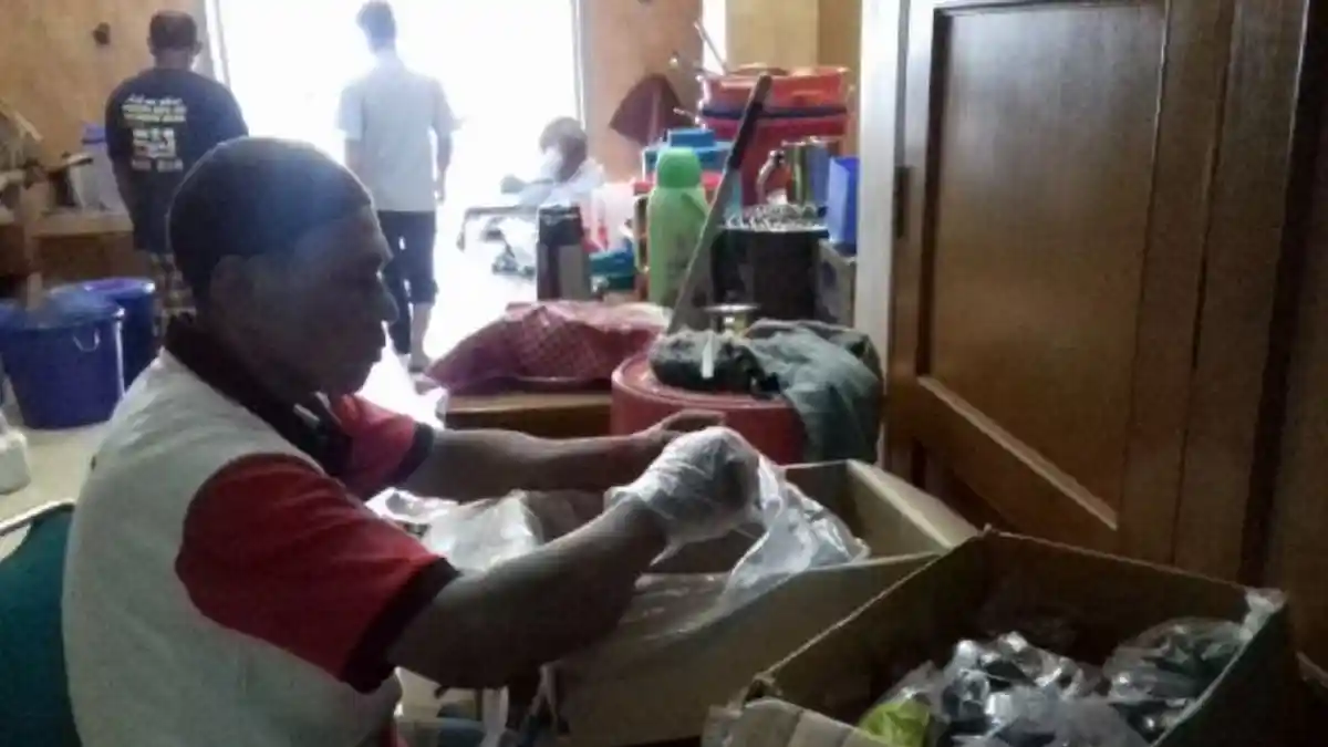 Kesibukan di Dapur Masjid Agung Al-Azhar Jelang Buka Puasa Bersama