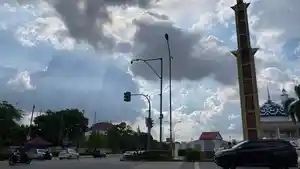 Langit-Batam-Center-Selasa-74-pagi-berawan-tebal-lalu-lintas-jalan-raya-tampak-lengang.jpg