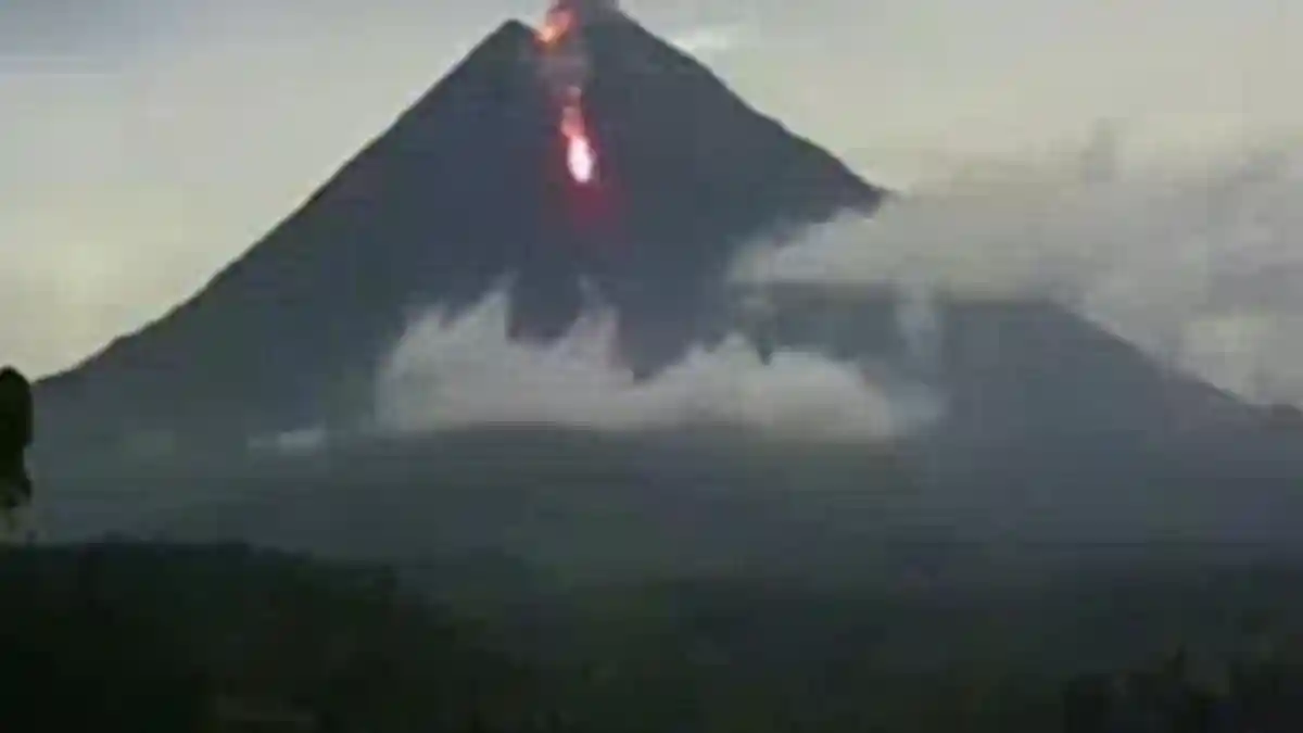 Gunung Semeru Meletus 3 Kali di Minggu Pagi, Warga Dilarang Beraktifitas di Radius Berikut