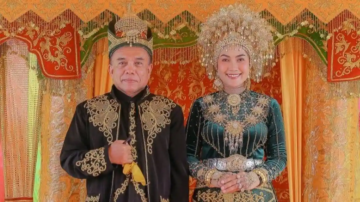 Viral, Irwandi Yusuf dan Steffy Burase bak Pengantin Baru Duduk di Pelaminan, Menikah Lagi?